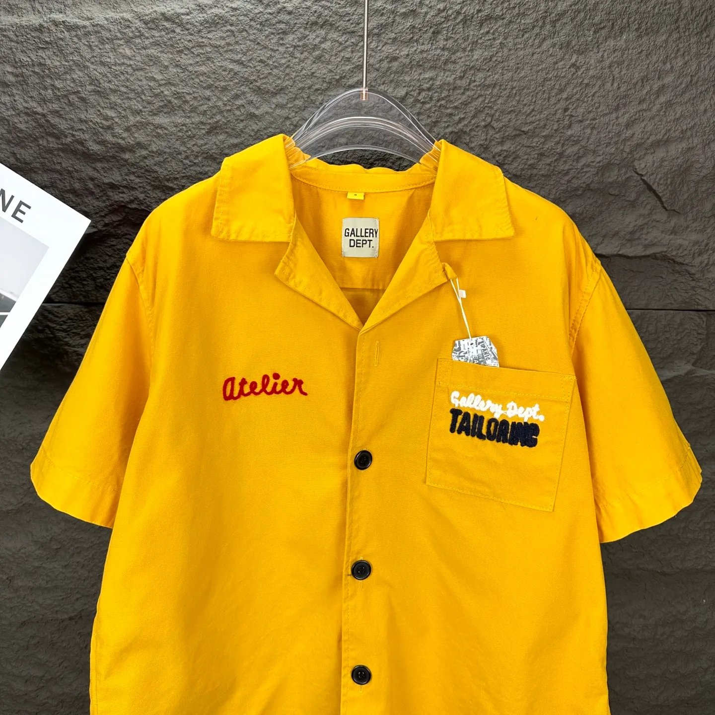 P240 GALLERY DEPT. 2025 new embroidered letter LOGO couple style loose denim short-sleeved shirt 🔥High version🔥High version🔥 Original customized denim fabric, the same high-end denim fabric as the Internet celebrity star, simple and loose version with multiple embroidered letter LOGO designs, very high-end and stylish! The fabric feels very comfortable, and it’s a denim short-sleeved shirt that’s super versatile and looks great! ! Complete with three standards, same style for men and women 👫A must-have item for everyone Color: yellow, white Size: S-XL